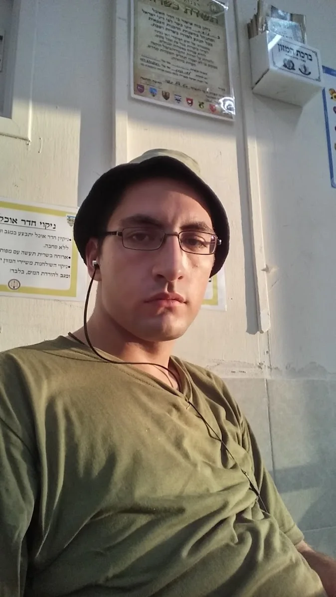 טירונות. הפרצוף אומר הכול.