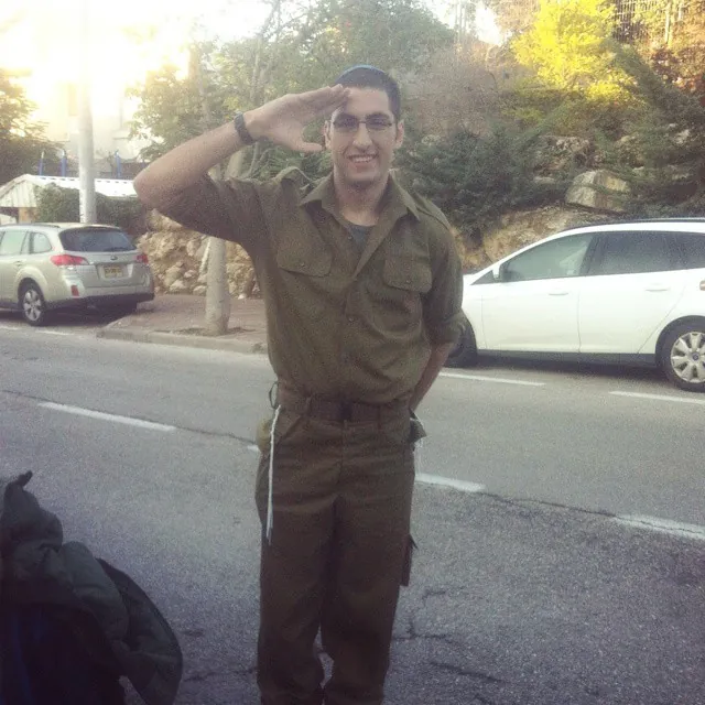 דניאל במדים מצדיע, דצמבר 2014