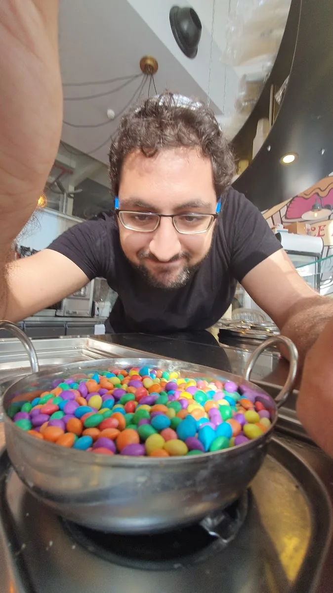 הגלידריה. שלוש שנים, בין משמרות.