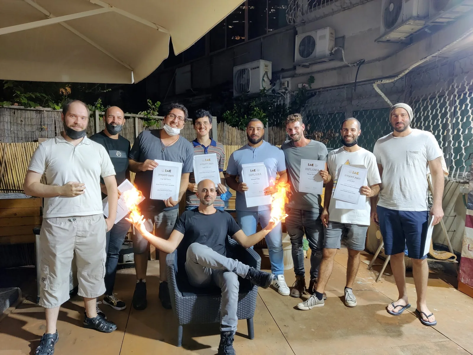 מחזור הקורס באפקטים ויזואליים ותלת-ממד, IAC 2021. דניאל שלישי משמאל עם התעודה